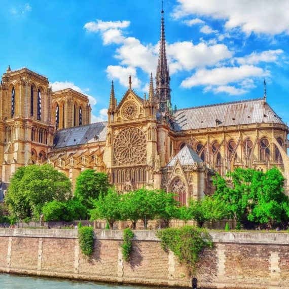 Notre-Dame de Paris - Exterior tour with free entry Sightseeing and Tours